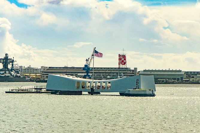 Best of Oahu: Pearl Harbor & Oahu Circle Island Tour from Waikiki - The North Shore provides the island scenery