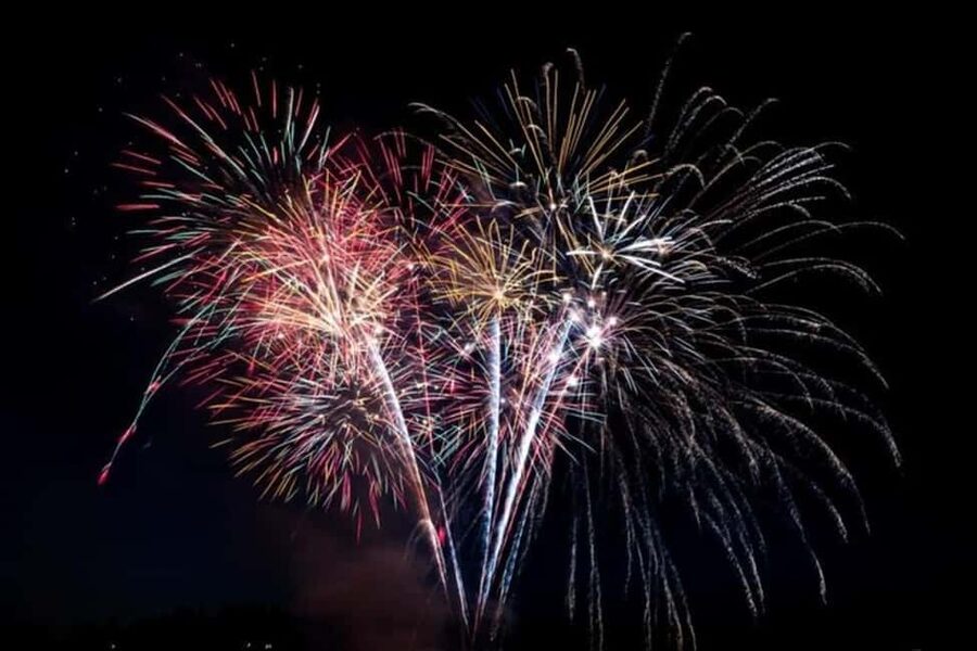 Board from Waikiki Beach: Friday Night Fireworks sail - Finding the boat behind the Duke Kahanamoku Statue