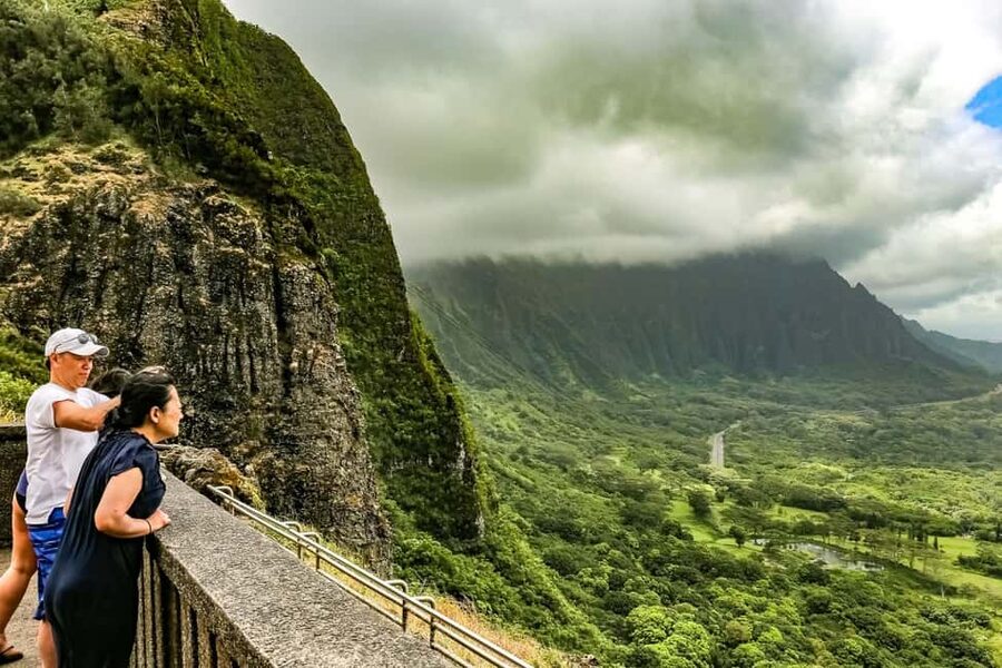 From Waikiki: Oahu Circle Island Tour - The south shore begins with cliffs and ocean views