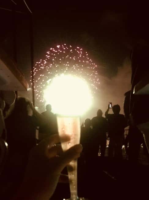 Honolulu: 1-Hour Friday Night Fireworks Cruise with Drinks - Music, dancing, and the party mood