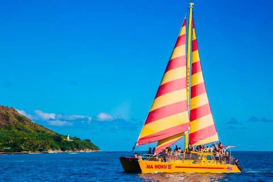 Honolulu: 1-Hour Friday Night Fireworks Cruise with Drinks - The boat and the practical meeting point