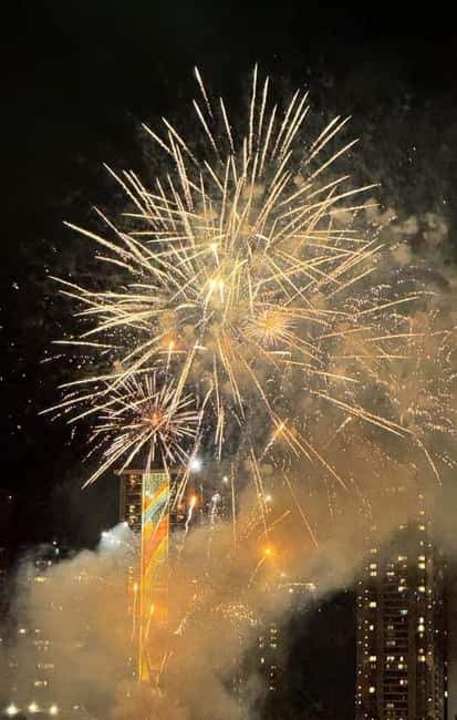 Honolulu: 1-Hour Friday Night Fireworks Cruise with Drinks - The Hilton fireworks from an offshore seat
