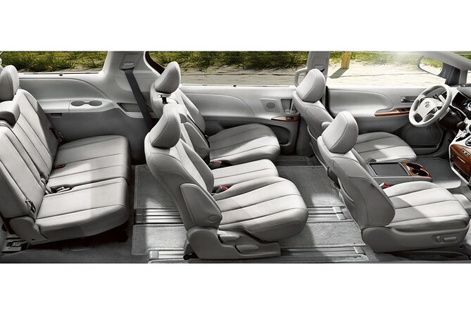 Honolulu Airport & Waikiki Hotels Private Transfer by Minivan (up to 5 people) - Meeting your driver and finding the vehicle