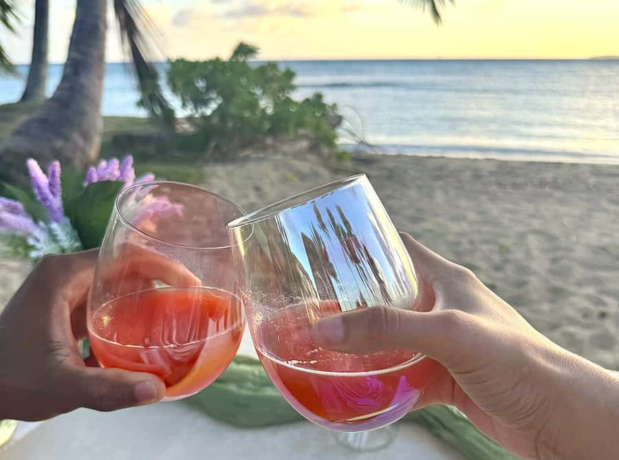 Honolulu: Beachside Luxury Picnic & Paint - The value of $97 per person
