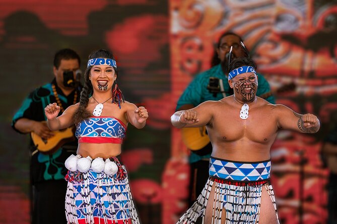 Honolulu: Ka Moana Lūʻau at Aloha Tower – Oceanfront Luau Show - The island-style buffet from 6 to 6:30 p.m.