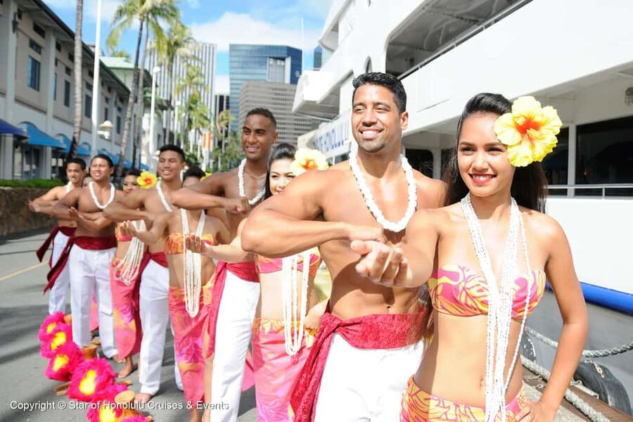 Honolulu: Pacific Star Sunset Buffet and Show - Setting sail from Pier 8 at Aloha Tower
