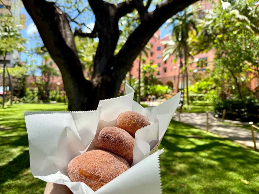 Honolulu: Waikiki Food Tour with Local Guide - Meeting King David Kalākaua at Waikikis entrance