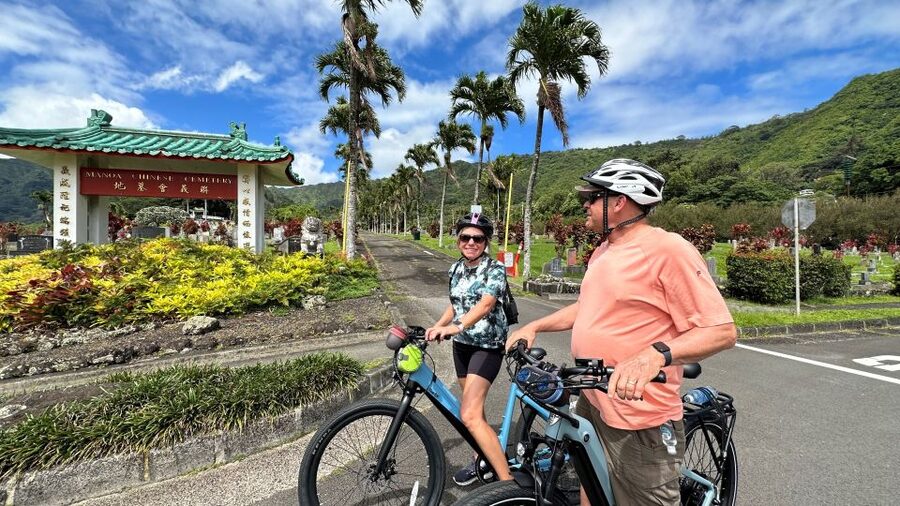 Manoa Falls eBike to Hike - Meeting the guide beside Kūhiō Beach