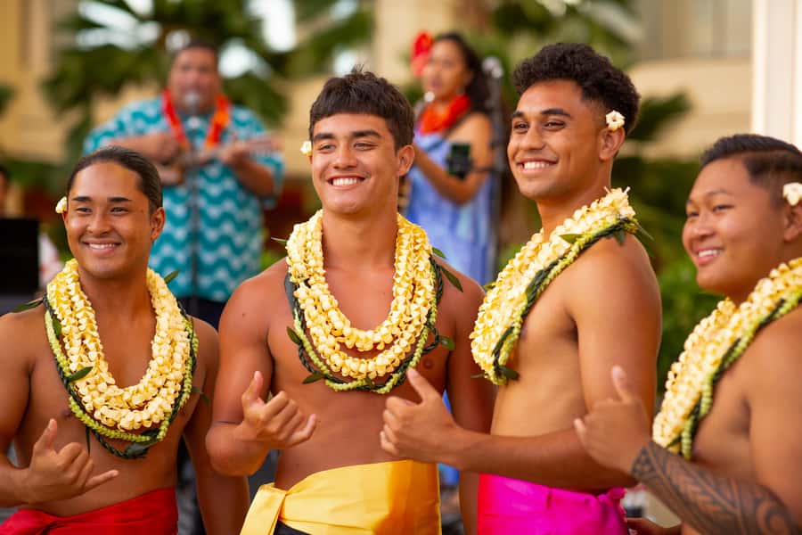 Oʻahu: Nā Lei Aloha Lūʻau & Dinner or Cocktail Show Option - Key points at a glance