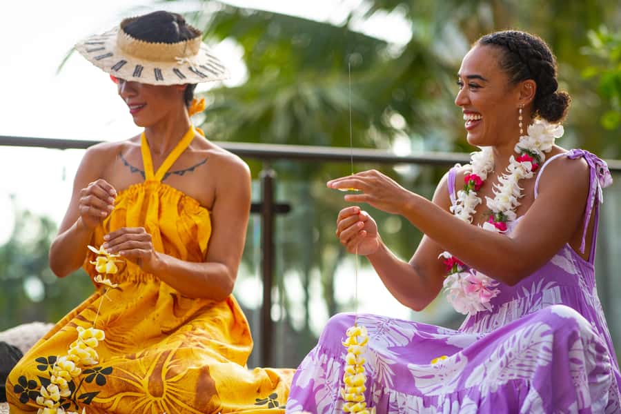 Oʻahu: Nā Lei Aloha Lūʻau & Dinner or Cocktail Show Option - Your first welcome: lei, music, and a handcrafted drink