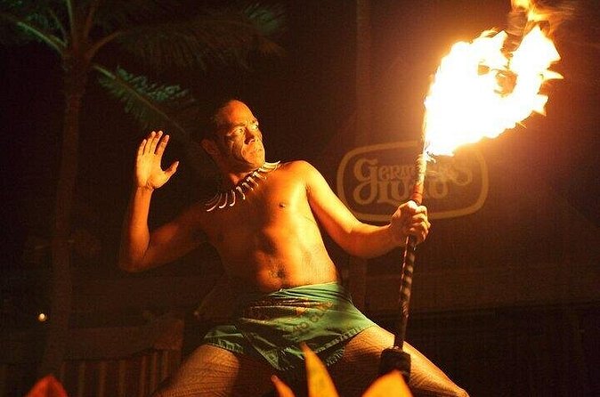 Oahu: Germaine's Luau - Rain, sand, seating, and comfort