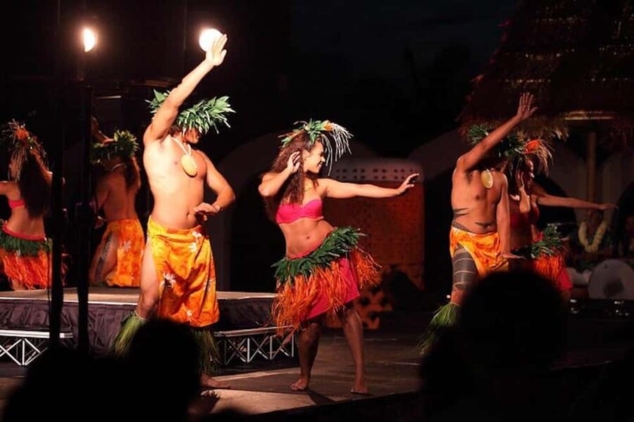 Oahu: Hilton Waikiki Starlight Luau - Start with a Mai Tai and a hula lesson