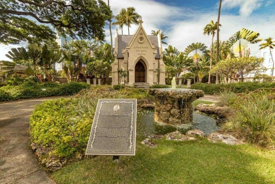 Oahu: Pearl Harbor Battleship Tour - Downtown Honolulu and the King Kamehameha Statue