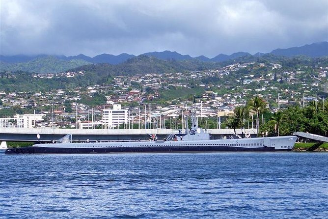 Oahu: Pearl Harbor USS Arizona Memorial - Downtown Honolulu landmarks from the vehicle