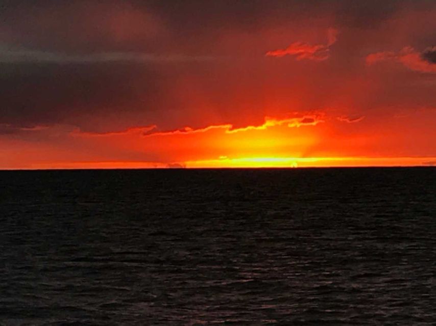 Oahu: Sunset sailing in small intimate groups - What the two-hour itinerary feels like