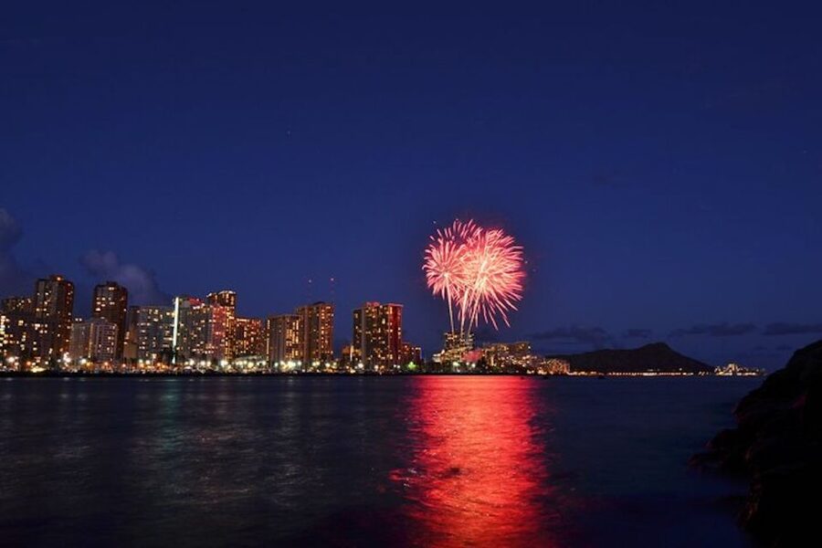 Oahu: Waikiki Friday Night Fireworks Catamaran (Wahine Koa) - Sailing catamaran or power catamaran