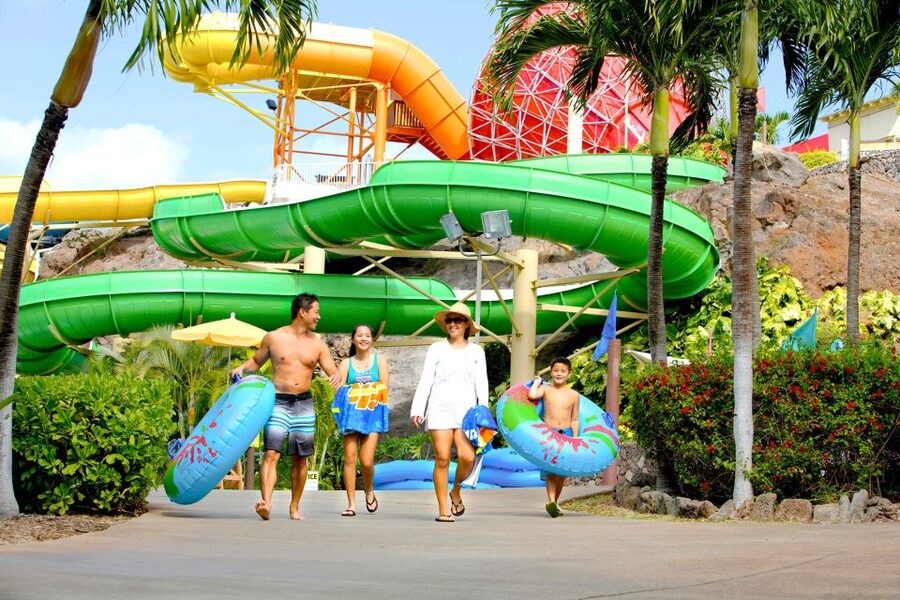 Oahu: Wet 'n' Wild Waterpark Ticket with Waikiki Transfer - Entering Wet n Wild Hawaii