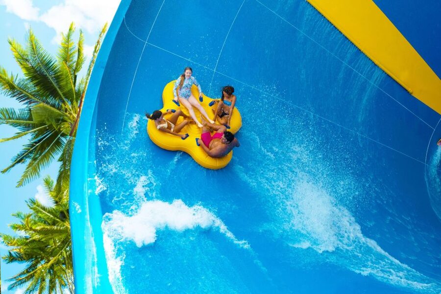 Oahu: Wet 'n' Wild Waterpark Ticket with Waikiki Transfer - Food, lockers, and the costs beyond the ticket
