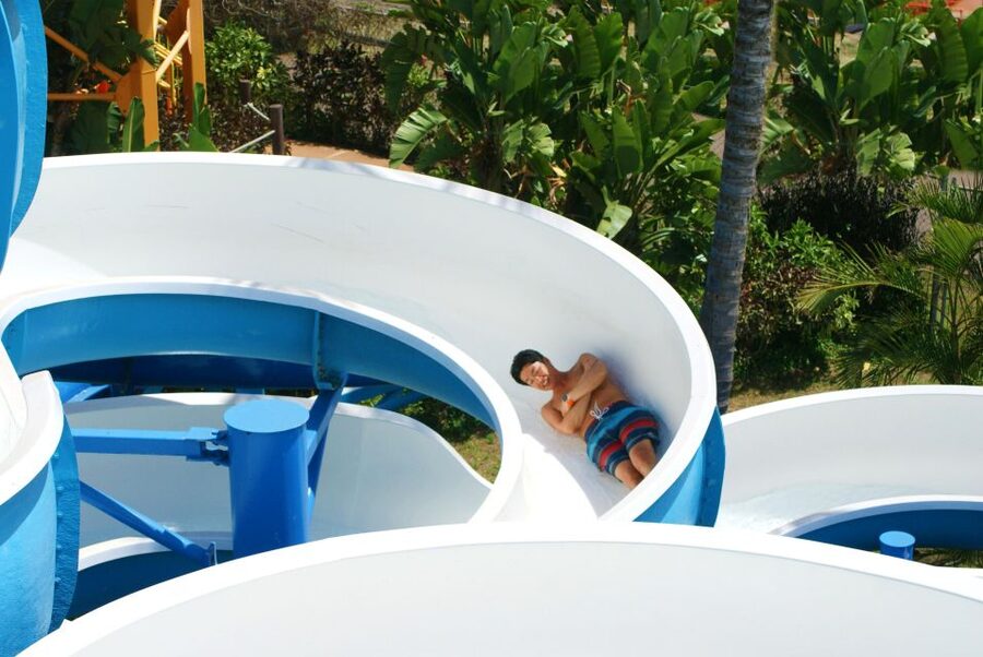 Oahu: Wet 'n' Wild Waterpark Ticket with Waikiki Transfer - Picking up your van in Waikiki