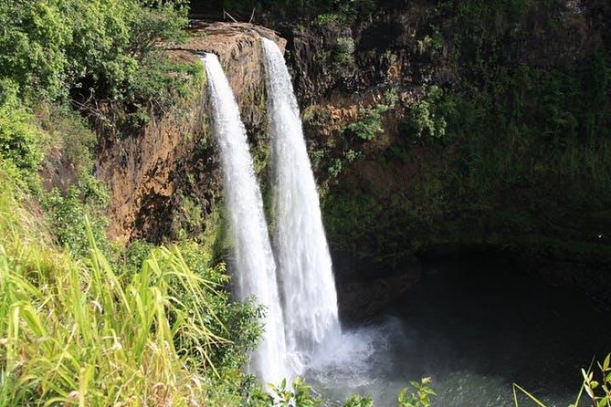 One-Day Tour Hawaii Movie Tour: Island Hopping from Oahu to Kauai - Wailua Falls, where scenery does the heavy lifting