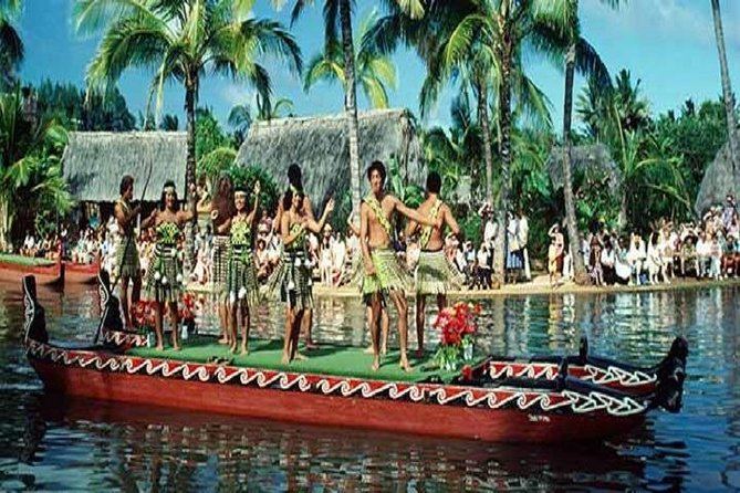 Pearl Harbor, Dole Plantation, and Polynesian Center from Waikiki - Pearl Harbor sets the tone early