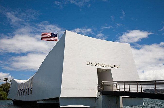 Pearl Harbor, National Memorial Cemetery and Honolulu City Tour - What the guide adds to the day