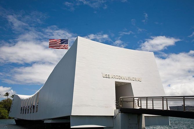Pearl Harbor, National Memorial Cemetery and Honolulu City Tour - Pearl Harbor Visitor Center: exhibits before or after the boat