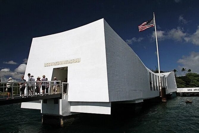Pearl Harbor USS Arizona Memorial & Battleship Missouri - A short history lesson before the ship