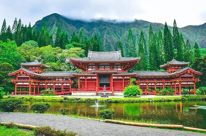 Scenic half day Circle Island tour - Nuʻuanu Pali connects scenery with Hawaiian history